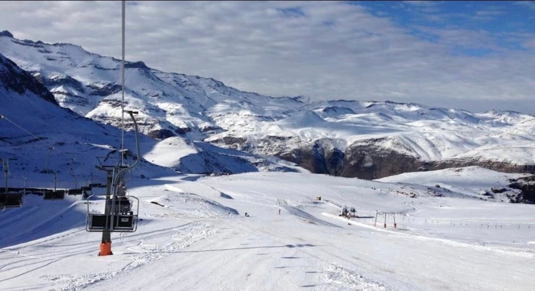 Pistas nevadas y andarivel en la cordillera sobre Farellones