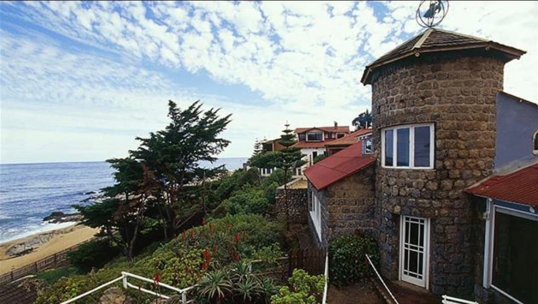 Torre de piedra de la Casa Museo Isla Negra junto al mar