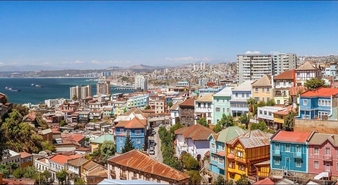 Casas de colores en los cerros de Valparaíso con vista a la bahía