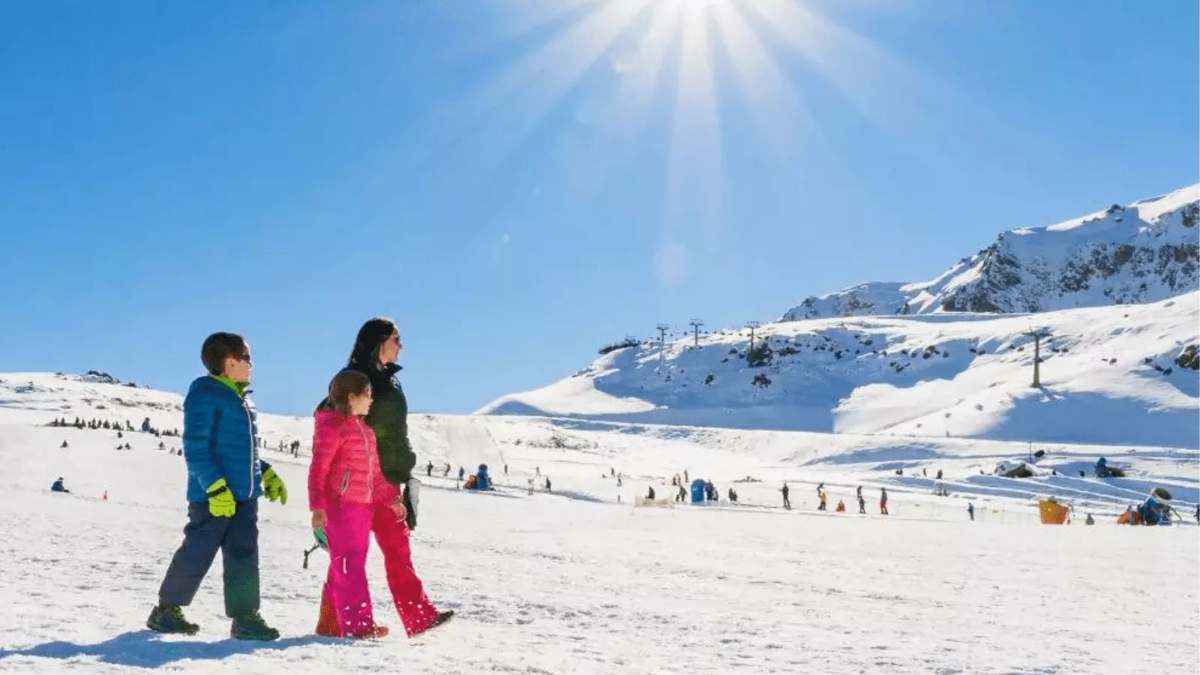 Familia en la nieve en un centro de montaña (imagen referencial)
