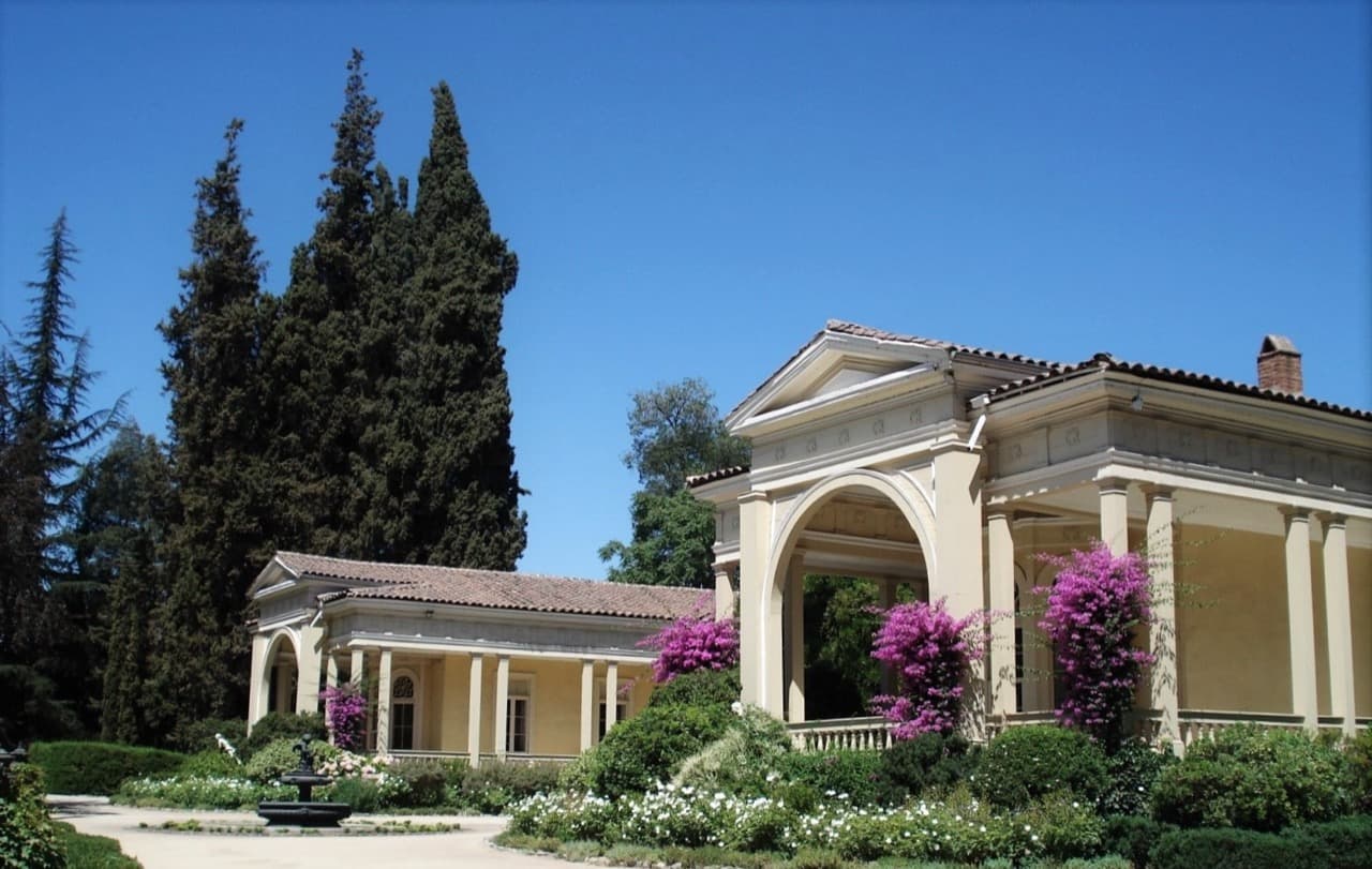 Casona de la Viña Concha y Toro rodeada de jardines en Pirque