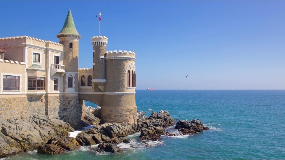 Castillo Wulff sobre las rocas frente al mar en Viña del Mar